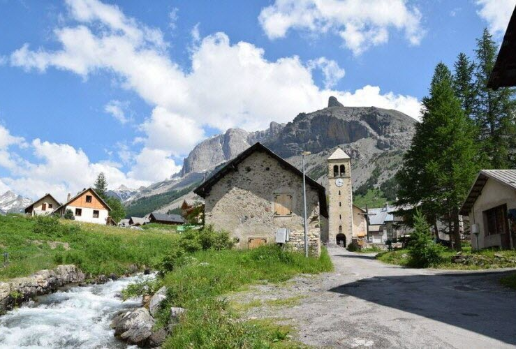la cathedrale notre dame de nazareth vaison la romaine1